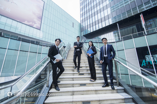 高檔商務(wù)環(huán)境里的商務(wù)人士