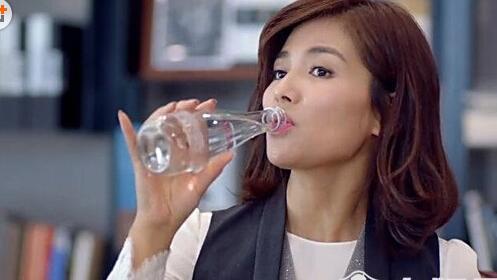 連礦泉水都快喝不起了 2017年你觀察到哪些消費(fèi)升級(jí)現(xiàn)象